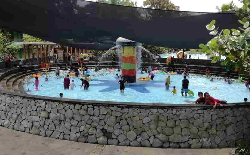 rainbow-splash-atlantis-ancol rainbow-splash-atlantis-ancol