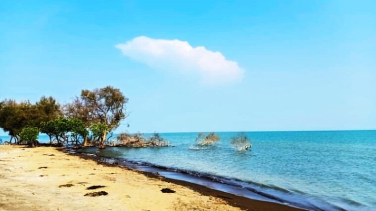 Pantai Cirewang Subang