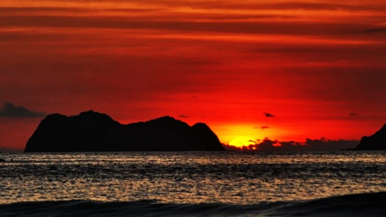 Pantai Pulau Merah